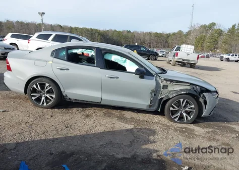 2024 Volvo S60 B5 Plus Dark Theme z USA, uszkodzony, nr VIN 7JRL12FL1RG315659